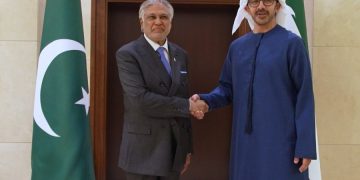 شیخ عبداللہ بن زاید اور اسحاق ڈار کی دوطرفہ تعلقات پر گفتگ