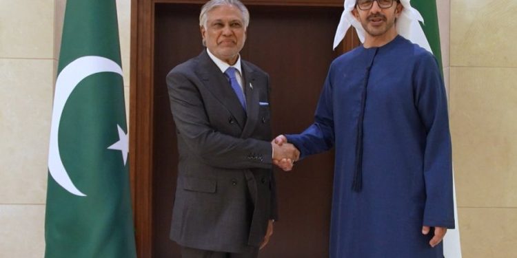 شیخ عبداللہ بن زاید اور اسحاق ڈار کی دوطرفہ تعلقات پر گفتگ