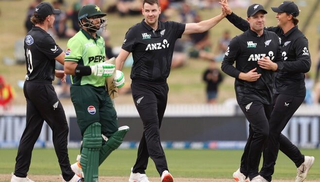 نیوزی لینڈ نے پاکستان کو انٹرنیشنل ون ڈے سیریز میں شکست دے دی ہے۔