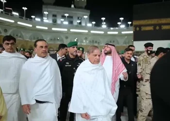 وزیر اعظم شہباز شریف کا سرکاری دورے کے دوران عمرہ کی ادائیگی