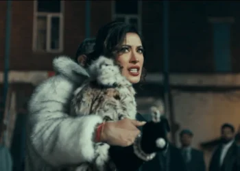 ویڈیو میں بچوں کے ہاتھوں میں جعلی بندوقیں مہوش حیات اور یو یو ہنی سنگھ کو برطانیہ میں تنقید کا سامنا