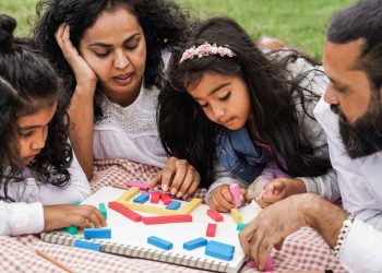 15 بہترین یوٹیوب چینلز جو ہر والدین کو 2025 میں سبسکرائب کرنے چاہئیں