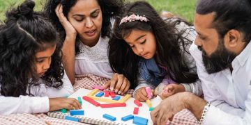 15 بہترین یوٹیوب چینلز جو ہر والدین کو 2025 میں سبسکرائب کرنے چاہئیں