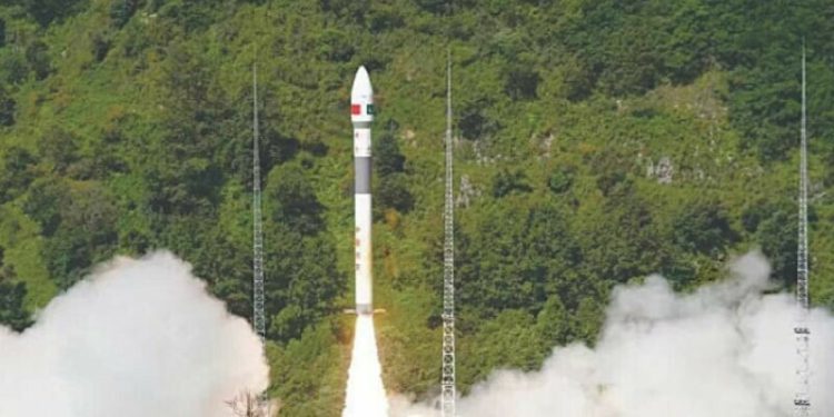 پاکستان کا نیا سیٹلائٹ چین کی مدد سے کامیابی سے خلا میں بھیج دیا گیا