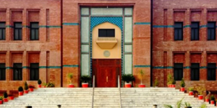 پاکستان میں آئی ٹی کی بہترین 10 یونیورسٹیاں