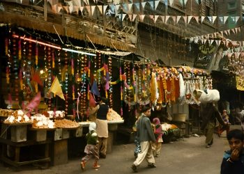 پشاور کے 8 بہترین بازار خریداری کے لیے