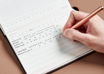 ہفتہ وار جائزہ: وہ عادت جو آپ کو راستے پر رکھتی ہے