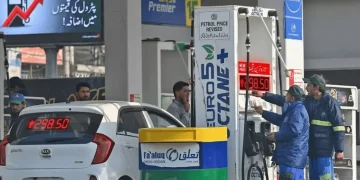 پاکستان میں پیٹرول کی قیمتوں میں اضافہ