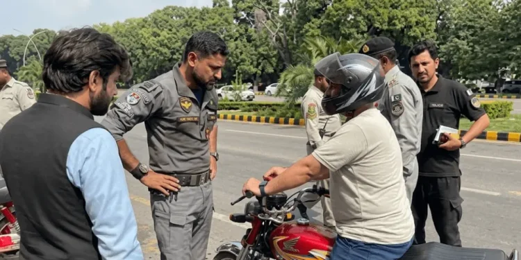 اسلام آباد ٹریفک پولیس موبائل وین