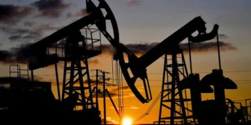 عالمی مارکیٹ میں خام تیل کی قیمتیں 105 ڈالر سے متجاوز، حملوں اور سمندری طوفان کے باعث سپلائی معطل