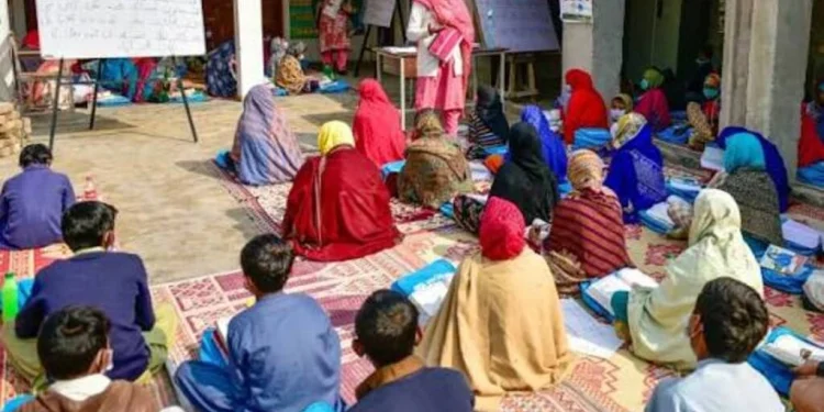 حکومتِ پنجاب کا فیصلہ، صوبے بھر کے نان فارمل بنیادی اسکولوں کے اوقات کار تبدیل، نوٹیفکیشن جاری