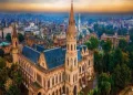 گورنمنٹ کالج یونیورسٹی لاہور کے مایہ ناز عبدالسلام اسکول آف میتھمیٹیکل سائنسز نے تعلیمی افق پر ایک بار پھر پاکستان کا پرچم بلند کرتے ہوئے ایک باوقار عالمی اعزاز اپنے نام کر لیا ہے۔ یورپی میتھمیٹیکل سوسائٹی نے اس اسکول کو سال 2027 سے 2030 تک کے لیے امرپنگ ریجنل سینٹر آف ایکسی لینس تسلیم کیا ہے جس کے بعد جی سی یو لاہور کو یورپی اعزاز ملنے کا تاریخی سنگِ میل عبور ہوا ہے۔ پندرہ سال بعد اعزاز کی تجدید اور عالمی برتری اس سے قبل سال 2011 میں بھی یہ اسکول دنیا کا پہلا ادارہ بنا تھا جس نے یہ منفرد اعزاز حاصل کیا تھا۔ اب ٹھیک 15 سال بعد یورپی کمیٹی برائے ترقی پذیر ممالک نے اکتوبر کے حالیہ اجلاس میں دوبارہ اس اعزاز کی توثیق کی ہے۔ یہ چار سالہ عالمی اعزاز صرف ان اعلیٰ تحقیقی اداروں کو دیا جاتا ہے جو پوسٹ گریجویٹ تعلیم اور ریاضی کی تحقیق میں قائدانہ کردار ادا کرتے ہیں۔ ادارہ جاتی اصلاحات اور وائس چانسلر کا پیغام جی سی یو کے وائس چانسلر پروفیسر ڈاکٹر محمد عمر چوہدری نے اس شاندار کامیابی کو گزشتہ 18 ماہ کے دوران کی جانے والی اہم ادارہ جاتی اصلاحات کا نتیجہ قرار دیا ہے۔ انہوں نے اسکول انچارج پروفیسر ڈاکٹر خرم شبیر اور ان کی پوری ٹیم کو مبارکباد پیش کرتے ہوئے اس عزم کا اعادہ کیا کہ یونیورسٹی اعلیٰ تعلیم اور بین الاقوامی تحقیق میں اپنے معیار کو مزید مستحکم کرتی رہے گی