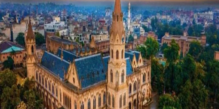 گورنمنٹ کالج یونیورسٹی لاہور کے مایہ ناز عبدالسلام اسکول آف میتھمیٹیکل سائنسز نے تعلیمی افق پر ایک بار پھر پاکستان کا پرچم بلند کرتے ہوئے ایک باوقار عالمی اعزاز اپنے نام کر لیا ہے۔ یورپی میتھمیٹیکل سوسائٹی نے اس اسکول کو سال 2027 سے 2030 تک کے لیے امرپنگ ریجنل سینٹر آف ایکسی لینس تسلیم کیا ہے جس کے بعد جی سی یو لاہور کو یورپی اعزاز ملنے کا تاریخی سنگِ میل عبور ہوا ہے۔ پندرہ سال بعد اعزاز کی تجدید اور عالمی برتری اس سے قبل سال 2011 میں بھی یہ اسکول دنیا کا پہلا ادارہ بنا تھا جس نے یہ منفرد اعزاز حاصل کیا تھا۔ اب ٹھیک 15 سال بعد یورپی کمیٹی برائے ترقی پذیر ممالک نے اکتوبر کے حالیہ اجلاس میں دوبارہ اس اعزاز کی توثیق کی ہے۔ یہ چار سالہ عالمی اعزاز صرف ان اعلیٰ تحقیقی اداروں کو دیا جاتا ہے جو پوسٹ گریجویٹ تعلیم اور ریاضی کی تحقیق میں قائدانہ کردار ادا کرتے ہیں۔ ادارہ جاتی اصلاحات اور وائس چانسلر کا پیغام جی سی یو کے وائس چانسلر پروفیسر ڈاکٹر محمد عمر چوہدری نے اس شاندار کامیابی کو گزشتہ 18 ماہ کے دوران کی جانے والی اہم ادارہ جاتی اصلاحات کا نتیجہ قرار دیا ہے۔ انہوں نے اسکول انچارج پروفیسر ڈاکٹر خرم شبیر اور ان کی پوری ٹیم کو مبارکباد پیش کرتے ہوئے اس عزم کا اعادہ کیا کہ یونیورسٹی اعلیٰ تعلیم اور بین الاقوامی تحقیق میں اپنے معیار کو مزید مستحکم کرتی رہے گی