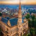 گورنمنٹ کالج یونیورسٹی لاہور کے مایہ ناز عبدالسلام اسکول آف میتھمیٹیکل سائنسز نے تعلیمی افق پر ایک بار پھر پاکستان کا پرچم بلند کرتے ہوئے ایک باوقار عالمی اعزاز اپنے نام کر لیا ہے۔ یورپی میتھمیٹیکل سوسائٹی نے اس اسکول کو سال 2027 سے 2030 تک کے لیے امرپنگ ریجنل سینٹر آف ایکسی لینس تسلیم کیا ہے جس کے بعد جی سی یو لاہور کو یورپی اعزاز ملنے کا تاریخی سنگِ میل عبور ہوا ہے۔ پندرہ سال بعد اعزاز کی تجدید اور عالمی برتری اس سے قبل سال 2011 میں بھی یہ اسکول دنیا کا پہلا ادارہ بنا تھا جس نے یہ منفرد اعزاز حاصل کیا تھا۔ اب ٹھیک 15 سال بعد یورپی کمیٹی برائے ترقی پذیر ممالک نے اکتوبر کے حالیہ اجلاس میں دوبارہ اس اعزاز کی توثیق کی ہے۔ یہ چار سالہ عالمی اعزاز صرف ان اعلیٰ تحقیقی اداروں کو دیا جاتا ہے جو پوسٹ گریجویٹ تعلیم اور ریاضی کی تحقیق میں قائدانہ کردار ادا کرتے ہیں۔ ادارہ جاتی اصلاحات اور وائس چانسلر کا پیغام جی سی یو کے وائس چانسلر پروفیسر ڈاکٹر محمد عمر چوہدری نے اس شاندار کامیابی کو گزشتہ 18 ماہ کے دوران کی جانے والی اہم ادارہ جاتی اصلاحات کا نتیجہ قرار دیا ہے۔ انہوں نے اسکول انچارج پروفیسر ڈاکٹر خرم شبیر اور ان کی پوری ٹیم کو مبارکباد پیش کرتے ہوئے اس عزم کا اعادہ کیا کہ یونیورسٹی اعلیٰ تعلیم اور بین الاقوامی تحقیق میں اپنے معیار کو مزید مستحکم کرتی رہے گی