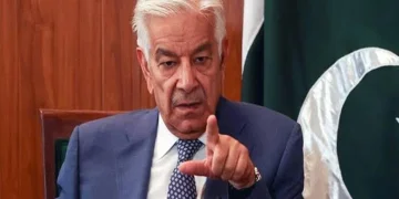 برطانوی وزیر خارجہ کے بیٹھنے کے انداز پر خواجہ آصف کا طنز