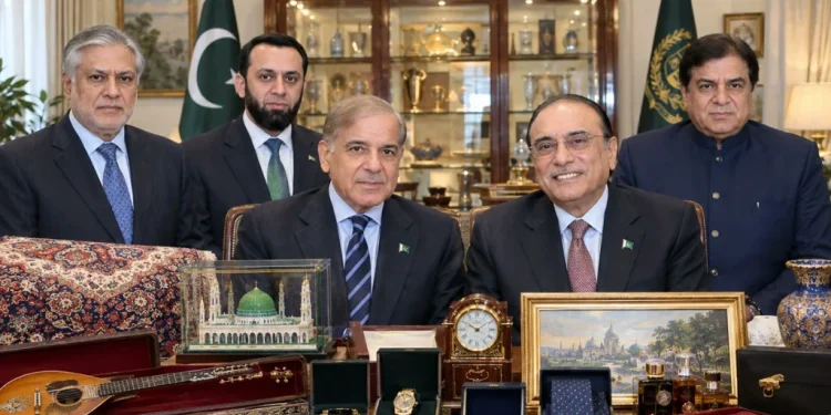 توشہ خانہ ریکارڈ: صدر اور وزیراعظم کے قیمتی تحائف پبلک